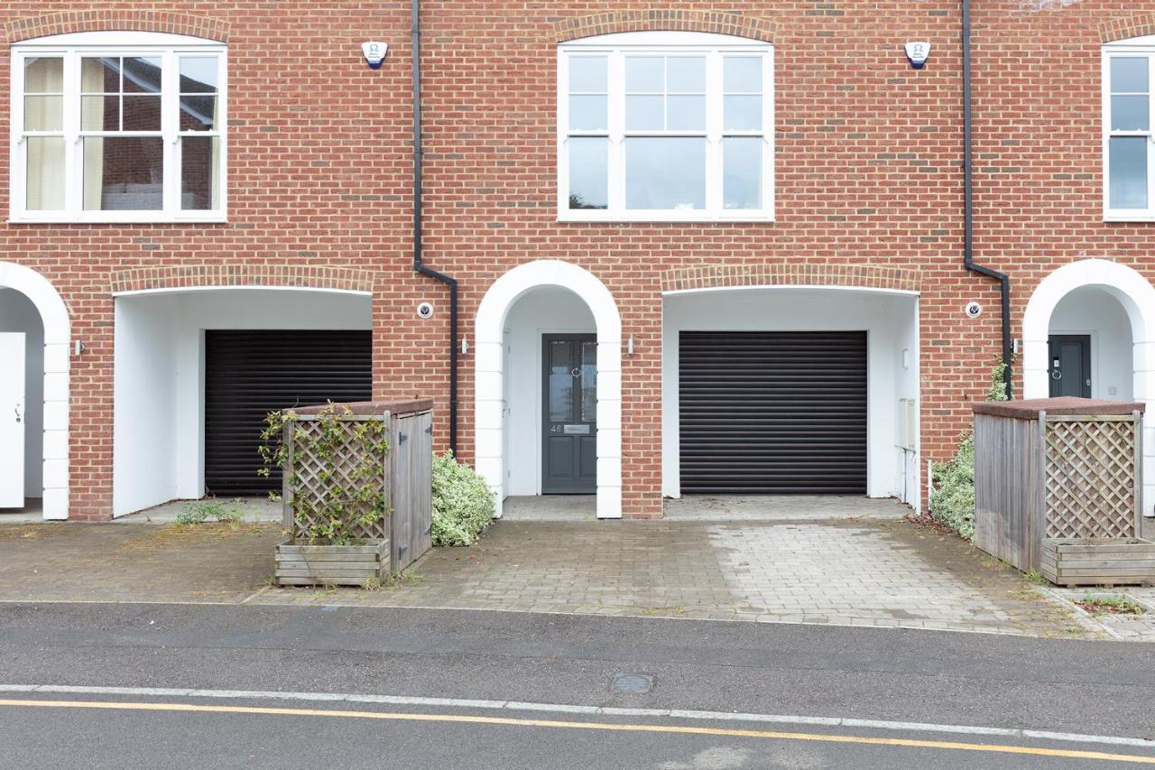 Immaculate Central Windsor Town House With Parking Exterior photo