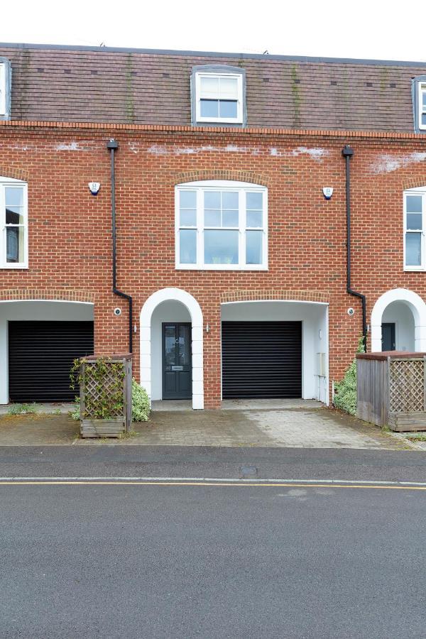 Immaculate Central Windsor Town House With Parking Exterior photo